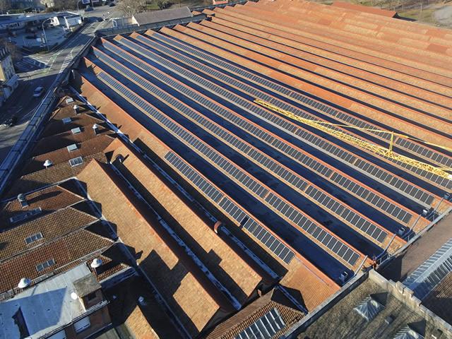 Installation de 1300 m de panneaux photovoltaïques sur la toiture du Musée de l'auto